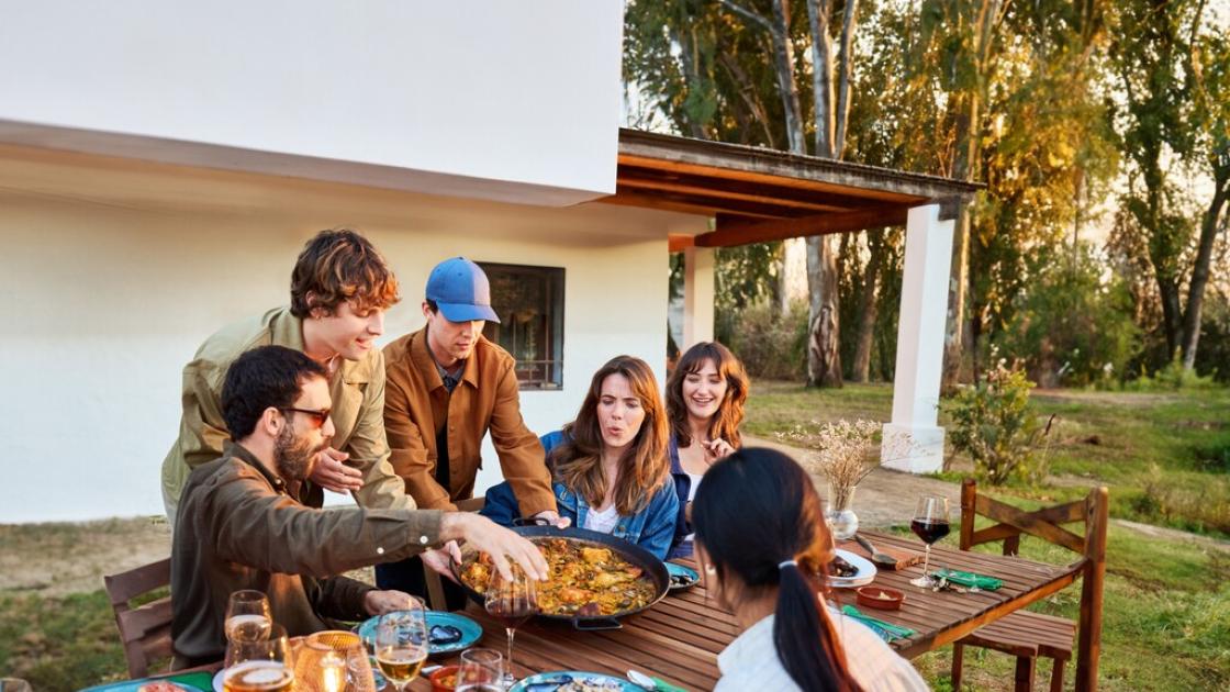 Amigos comiendo paella
